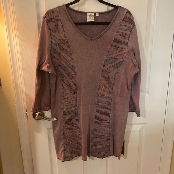 Parsley & Sage Tops - Parsley & Sage Women’s size 1x Vneck dusty purple quilt-like design cotton tunic